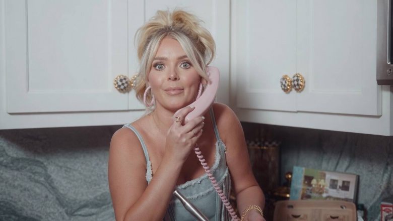 Charly Reynolds llevó los rumores de pueblo al video de “Stir the Pot”