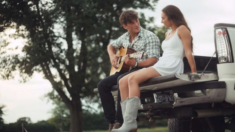 Lee Brice le puso imágenes a “Truck Bed Mixtape”, un himno de amor