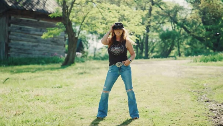 Gretchen Wilson desata una fiesta de barro en su nuevo video “Redneck Shit”