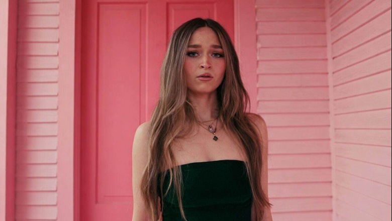 Entre flores que no crecen, Gracie Carol presenta su nuevo video “Fake Flowers”