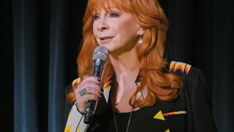 Reba McEntire le da un nuevo toque a “One Night In Tulsa” con un video en vivo
