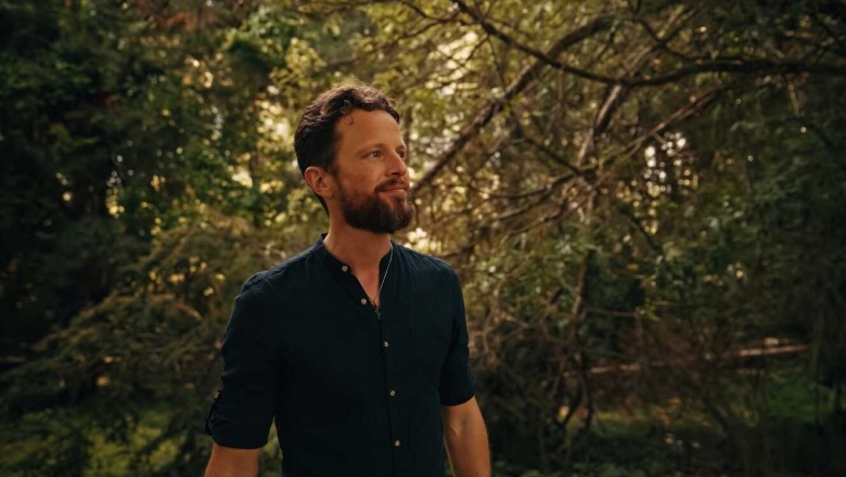 Austin Brown presenta una nueva versión country-folk de un clásico de John Denver