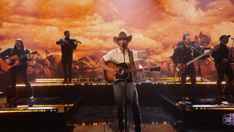Riley Green debuta en los AMAs 2026 con una intensa presentación de “Worst Way”