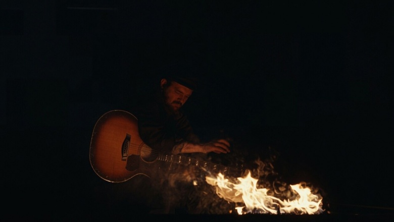 Paul Cauthen comparte una fogata, una guitarra y una conversación con uno mismo