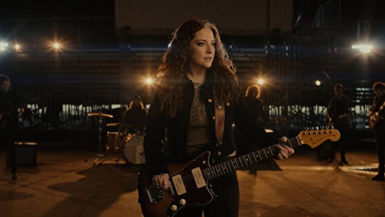 Ashley McBryde libera un performance video para una historia de decisiones