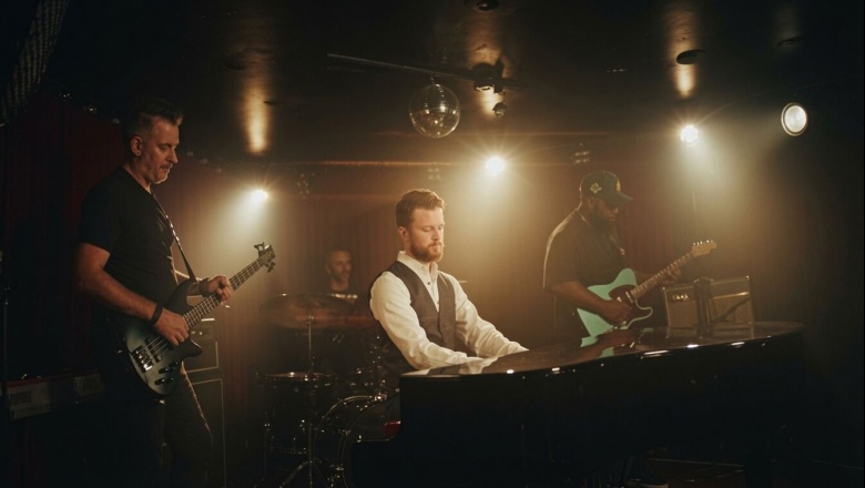 Austin Brown revive los recuerdos familiares en “Save Me A Seat”
