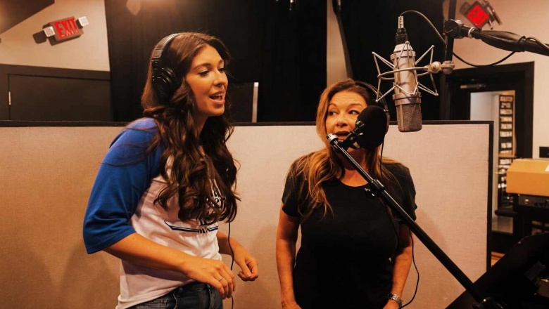 Jenny Tolman y Gretchen Wilson celebran el sonido honky-tonk