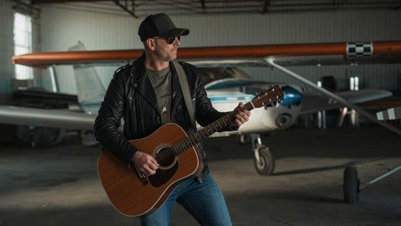 El country rock de Tim Hicks se renueva con el estreno de “The Pilot”