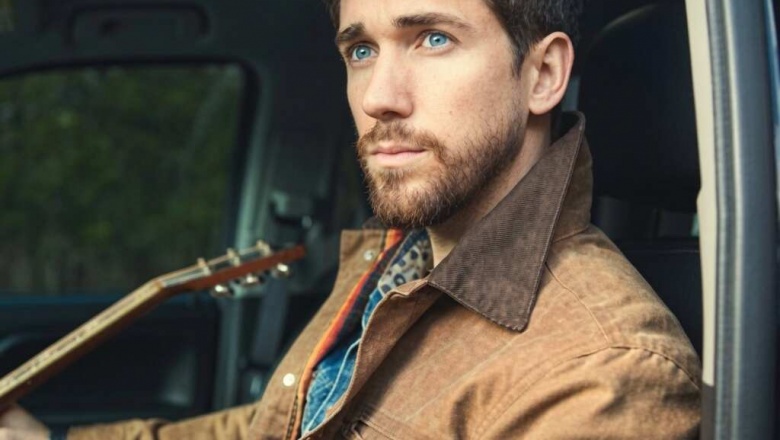 Myles Erlick siente la intensidad de una atracción en “Gimme Love”