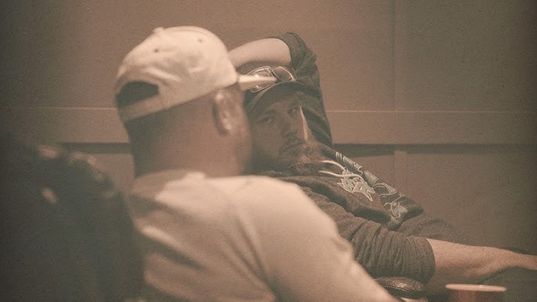 Cody Johnson y Luke Combs apuestan por sus raíces country en “Shoot The Bull”