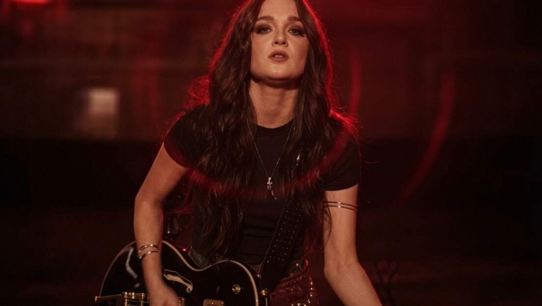 Kinsley apuesta por la fuerza del country rock en “Whiplash”