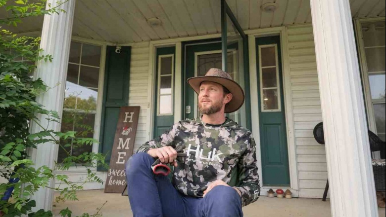 Austin Brown le pone humor a las deudas en “DEBT”