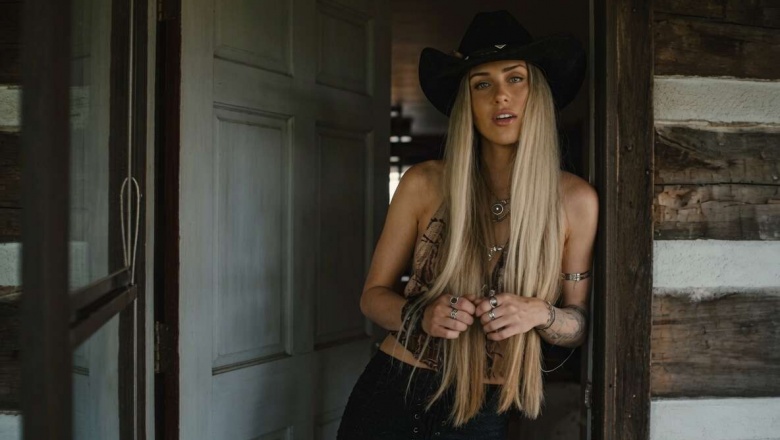 Alli Walker deja de esperar a quien no la valoró en “Dog at the Door”