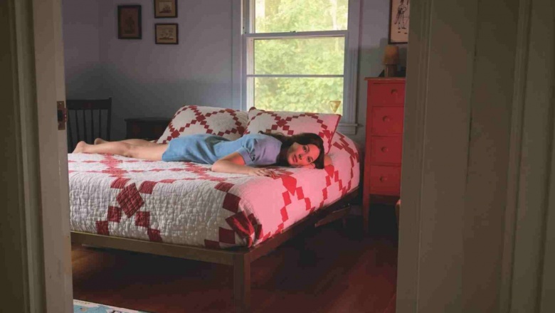 Jillian Jacqueline expone la fragilidad de una relación en "Eyelashes"