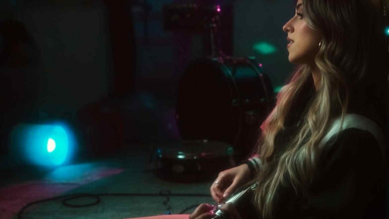 Hailey Benedict le pone actitud a “Party Without You”