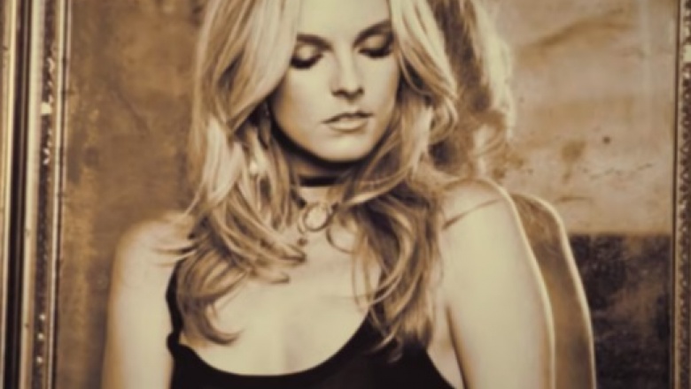 Karley Scott Collins le pone country a un adiós en “Hang It Up”