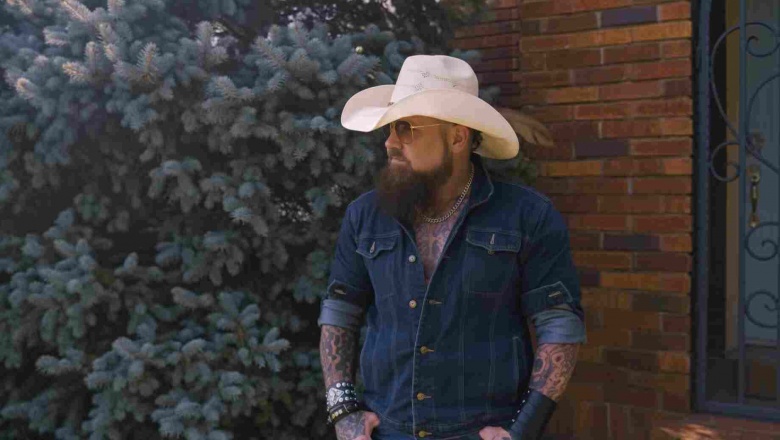 Creed Fisher abraza su espíritu outlaw country en “Backwoods Redneck”