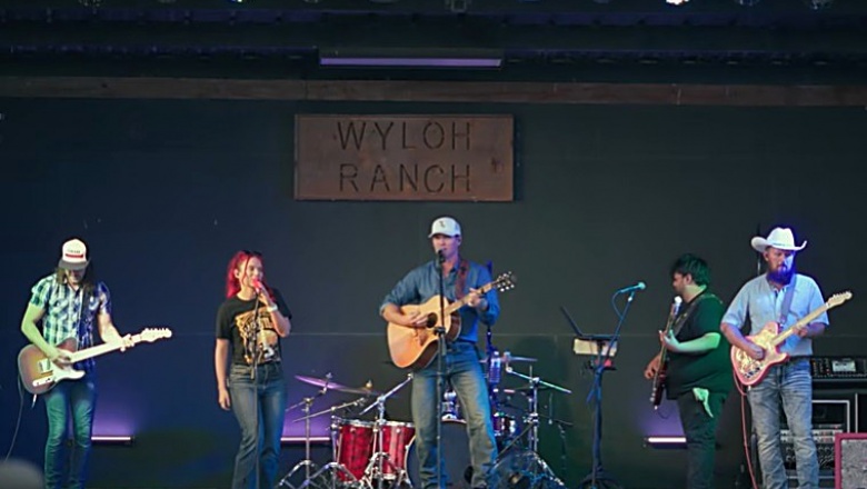 Curtis Grimes retrata al vaquero de Texas en el video de su nueva canción