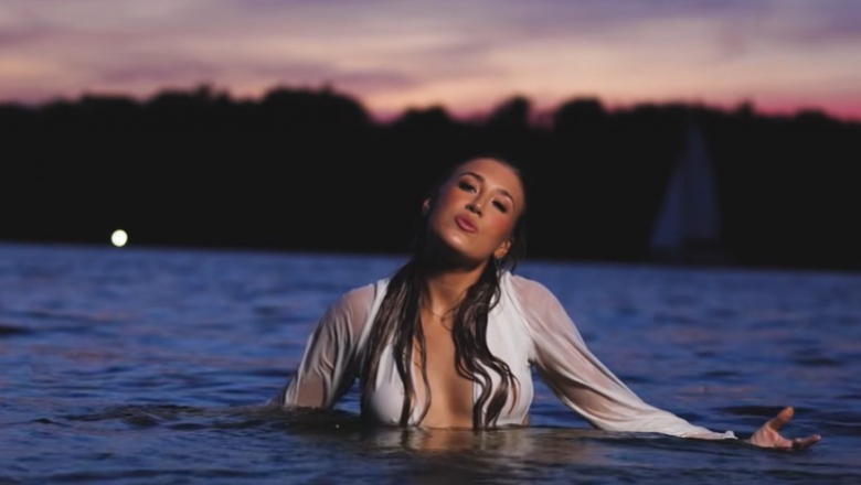 Maddie Font canta un adiós desde el agua