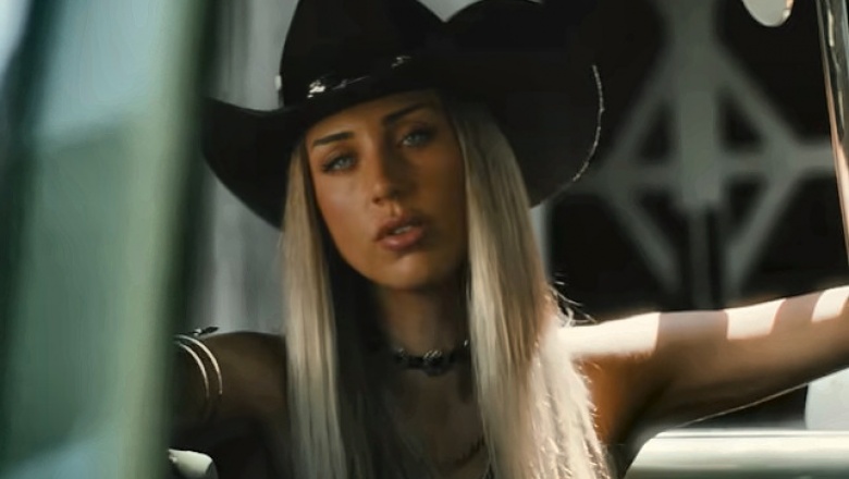 Alli Walker combina country rock y gaitas en “HOLD YA TO IT”
