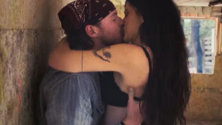 Kassi Ashton le da vida a “Any Place In Time”