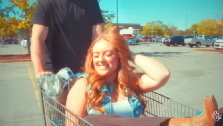 SJ McDonald lleva el romance al supermercado en “Grocery List”