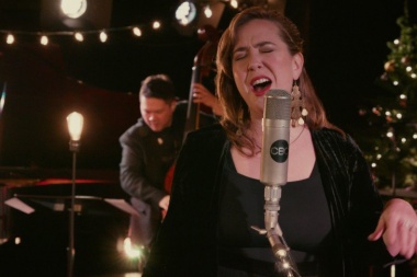 La cantautora canadiense Serena Ryder le puso imagenes a un lindo tema: Christmas Kisses