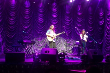 Andres Suarez y Dulce Maria cantan a duo Piedras y charcos