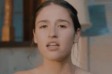 La artista pop Rozzi se mira directamente a los ojos en el clip Bad Together