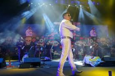 Los Caligaris 'Olvidar' junto a Mariachi 2000