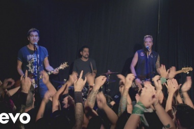 Siente y vive el rock argentino con Attaque 77