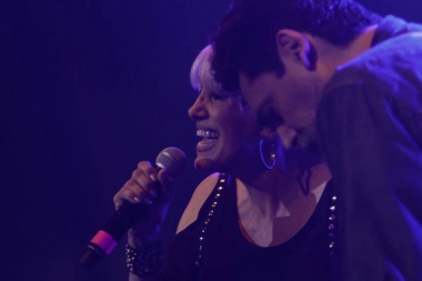 La Mississippi 'Desconfío' junto a Valeria Lynch