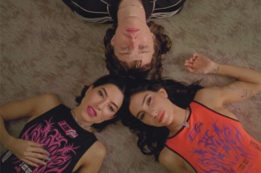 Allday y The Veronicas luchan contra el aburrimiento en el video "inquieto"