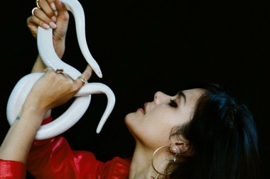 Bat For Lashes pasea por Los Ángeles en 'Kids In The Dark'