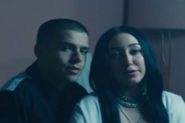 Rence se unio a Noah Cyrus para un tema de ruptura de fusión de R - B - Expensive