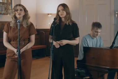 Gabrielle Aplin & Hannah Grace 'December'