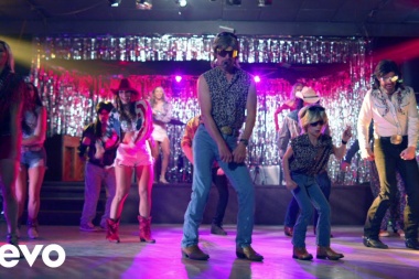 La banda de musica country Hot Country Knights descubre una nueva moda de baile en Moose Knuckle Shuffle