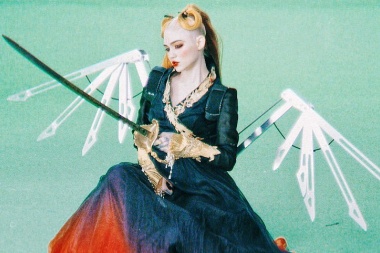 Grimes dejo caer las imagenes de su nuevo video musical