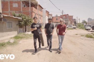 Siente y vive el rock argentino con Attaque 77