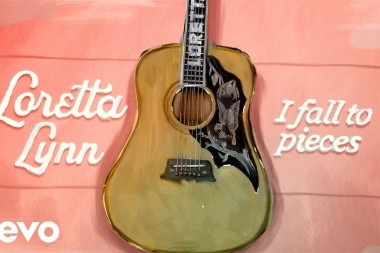 Loretta Lynn lanzo una nueva versión de I Fall To Pieces de Patsy Cline