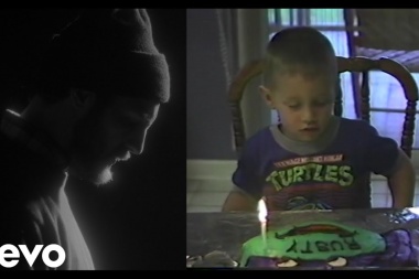 Ruston Kelly confronta su pasado en un conmovedor video Brave