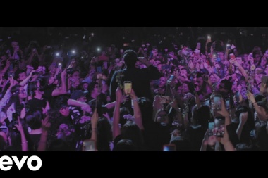 Genial performance del cantautor mexicano Kurt: La Mujer Perfecta