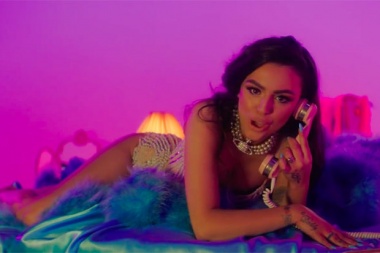 Cher Lloyd chisporrotea en el video Lost