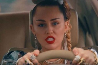 Mark Ronson se unió a Miley Cyrus para su nueva canción 'Nothing Breaks Like A Heart'