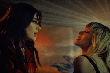 Dua Lipa y Angele recorren las calles de Londres en su clip Fever