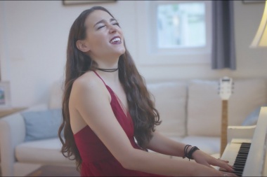 Suena genial Miles Away por Leanne Pearson