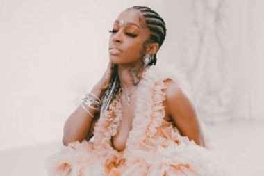 Dale play y conoce a Mia Ariannaa - F.A.B.