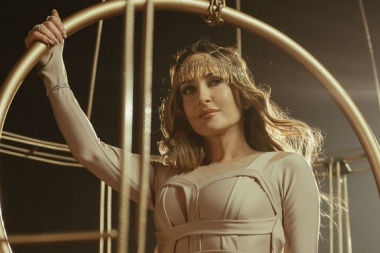 El talento, la belleza de la reina pop brasileña Claudia Leitte animan el clip Samba Lento