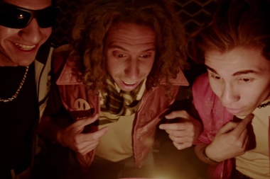 Flamante version del tema Los viejos vinagres por Los Autenticos Decadentes junto a Panteon Rococo