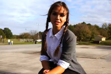 Suena genial Baby One More Time en la voz de Celeste Kellogg